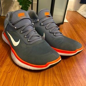 NIKE Athletic shoes worn twice, missing shoes sole.